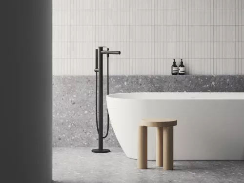 Ravak Spring padlón álló kádcsaptelep test nélkül, zuhanyszettel, fekete SG 080.20BLM.RB07A X070556